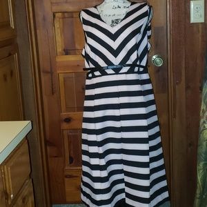 💛2/$20💛Pretty pink and black striped dress.